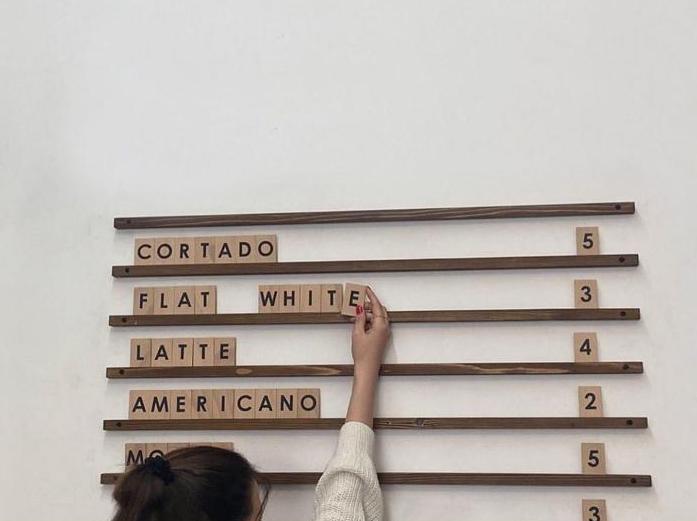 Restoran ve kafeler için ahşap harflerle özelleştirilebilir duvar panosu.