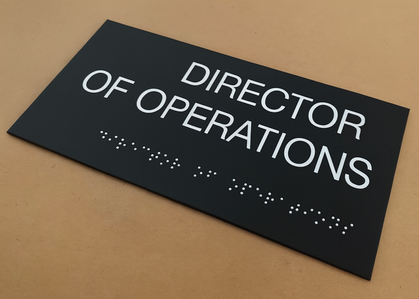 Görme engelli bireyler için Braille yazılı kapı tabelası, denetime uygun erişilebilir levha.