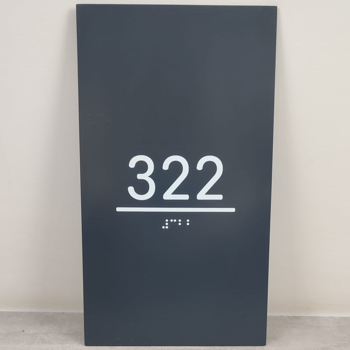 Engelli erişimine uygun Braille alfabeli oda numarası tabelası, denetime uygun üretim