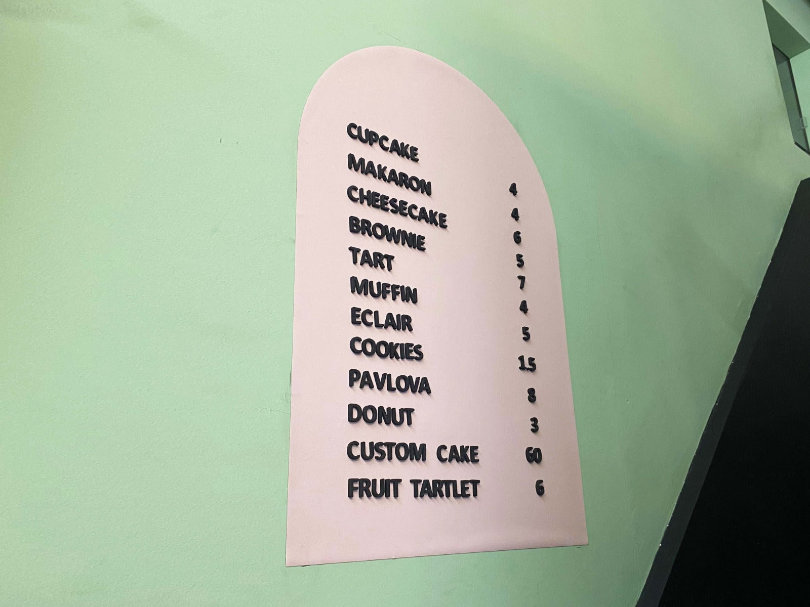 Esnek metal sticker, her türlü yüzeye kolayca yapışabilir ve tekrar kullanılabilir.