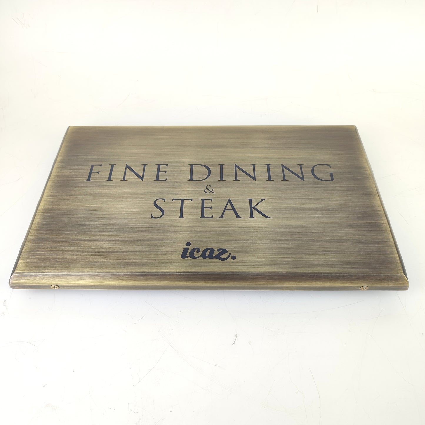 Fine dining restoran girişinde yer alan pirinç malzemeden metal tabela