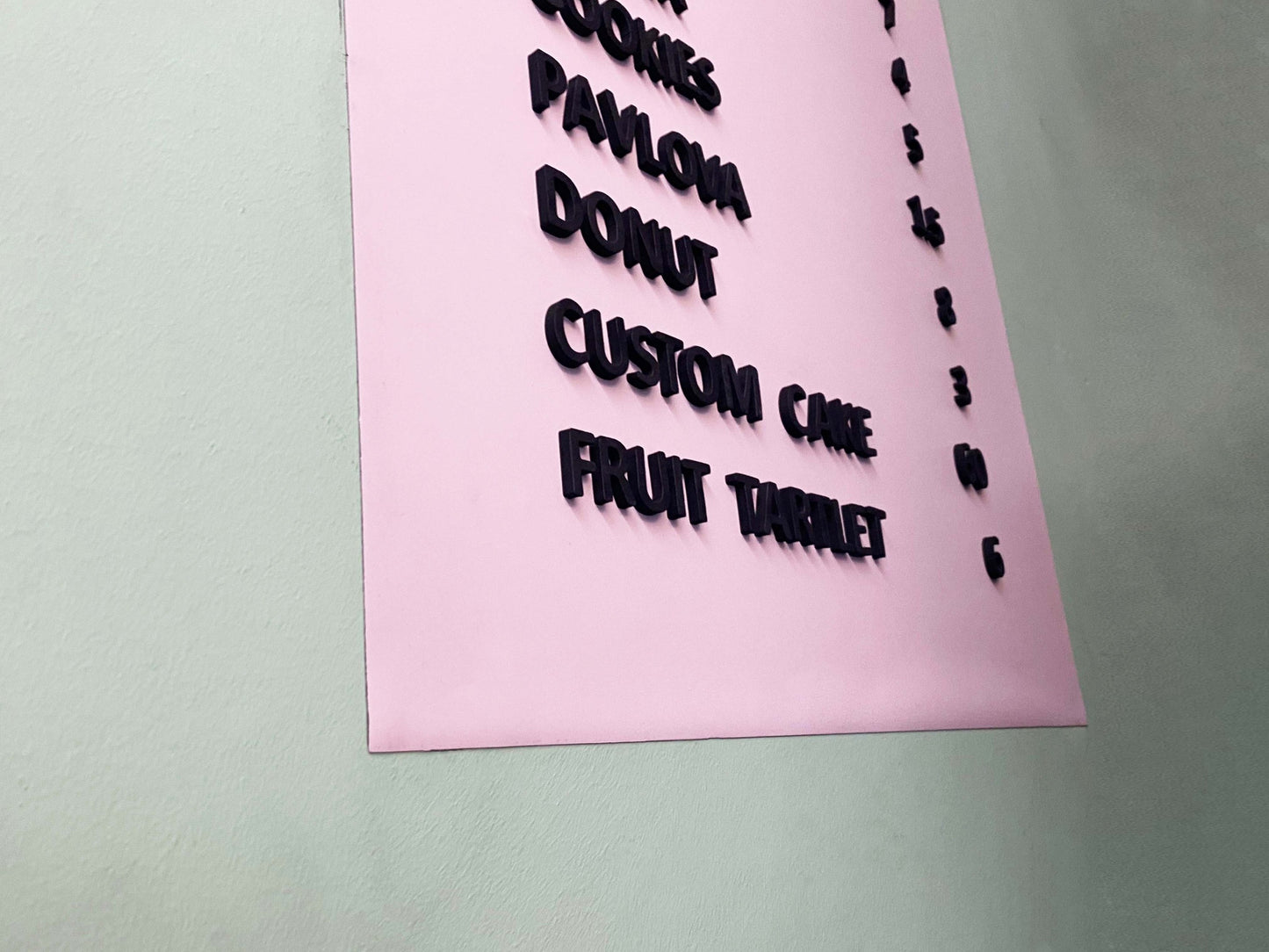 Fiyat listesi oluşturmak için mıknatıslı harflerle özelleştirilebilir metal sticker.