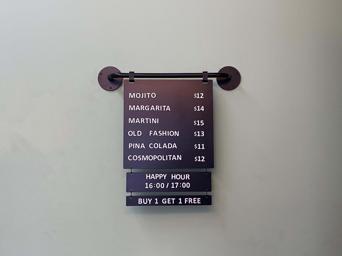 Manyetik harflerle kolayca güncellenebilen siyah fiyat listesi panosu, işletmeler için ideal bir sunum sağlar.