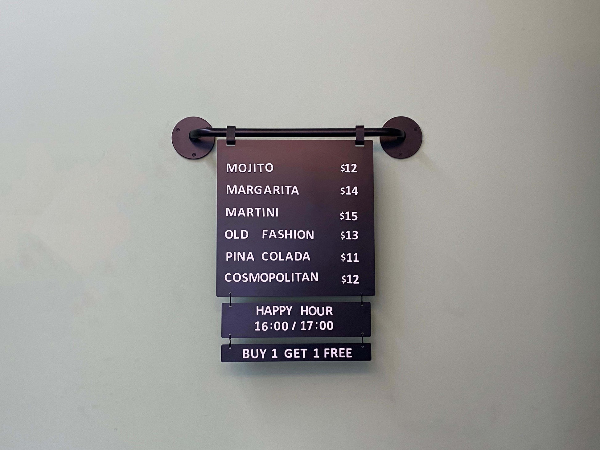 Manyetik harflerle kolayca güncellenebilen siyah fiyat listesi panosu, işletmeler için ideal bir sunum sağlar.