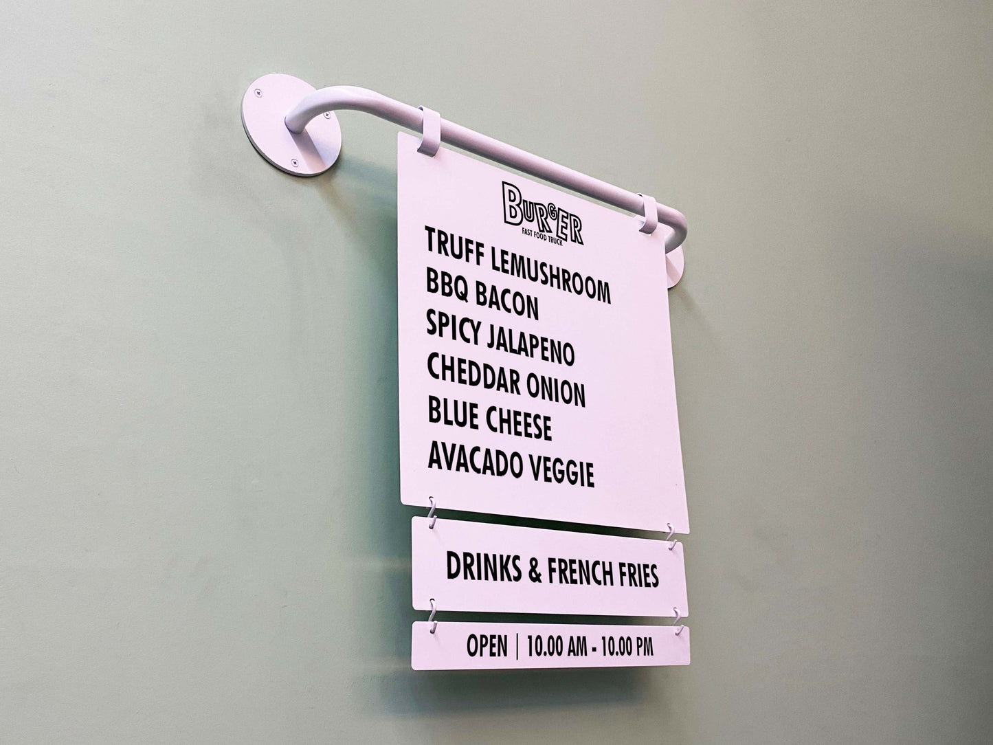 Beyaz zemin üzerine tasarlanmış, manyetik harflerle yazı eklenebilen fiyat panosu.