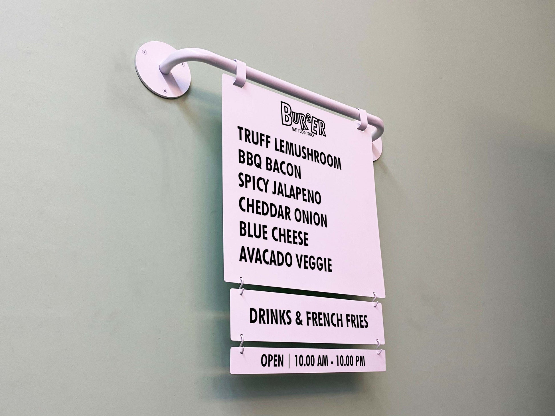 Beyaz zemin üzerine tasarlanmış, manyetik harflerle yazı eklenebilen fiyat panosu.