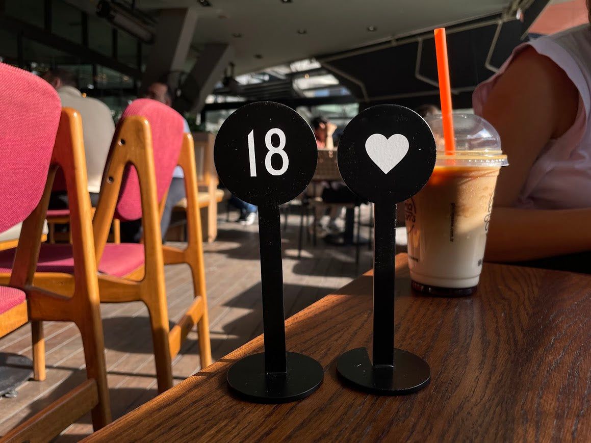 Numara içeriği folyo ile özelleştirilebilen masa standı.