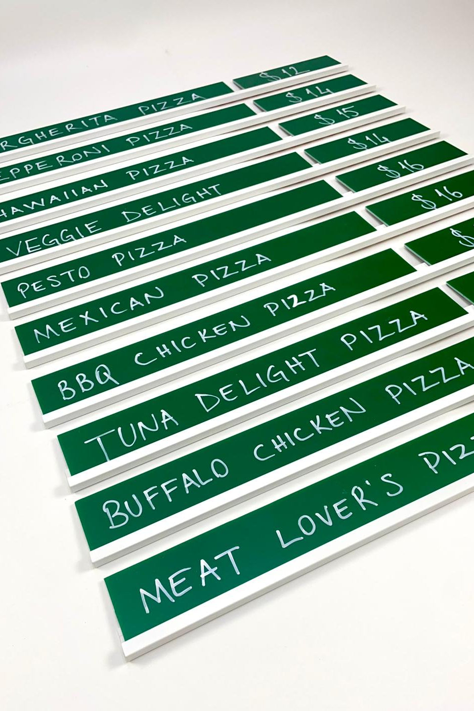 Food truck ve mobil satış noktaları için pratik yaz-sil menü panosu