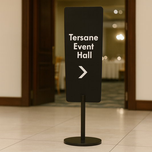 Fuar ve fuaye alanları için tasarlanmış modern ayaklı yönlendirme panosu.