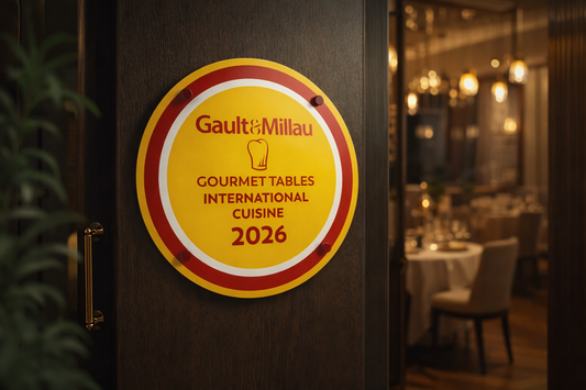 Gault Millau duvar plaketi restoran girişinde prestijli ödül sergileme tabelası