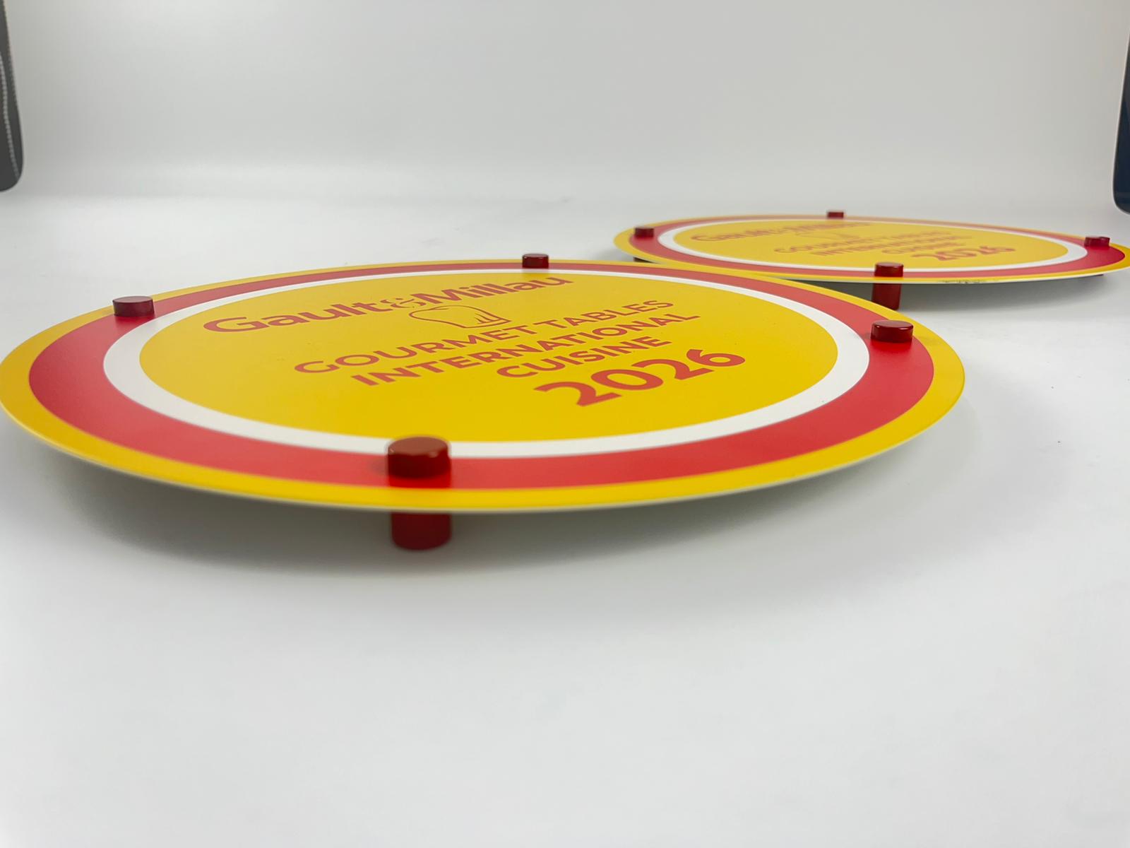 Duvar tipi Gault Millau restoran plaketi yakın plan görünüm