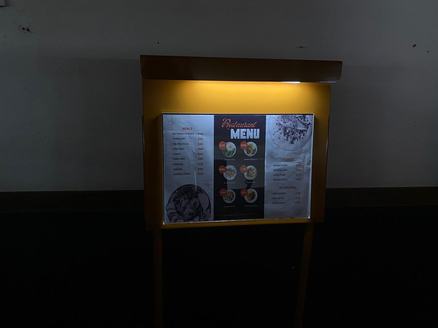 LED ışıkları sayesinde gece ve gündüz rahat okunabilen menü panosu.