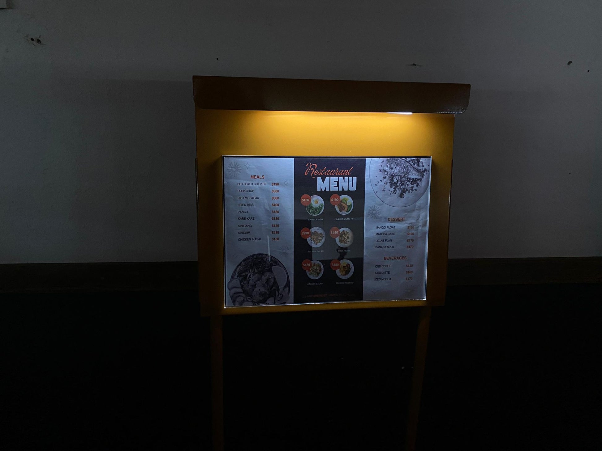 LED ışıkları sayesinde gece ve gündüz rahat okunabilen menü panosu.