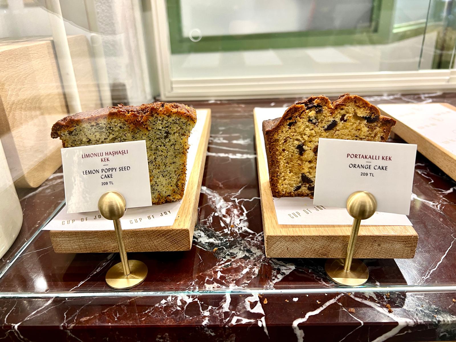 Gıda sunumlarında ürün adlarını göstermek için kullanılan pirinç kart tutucu.