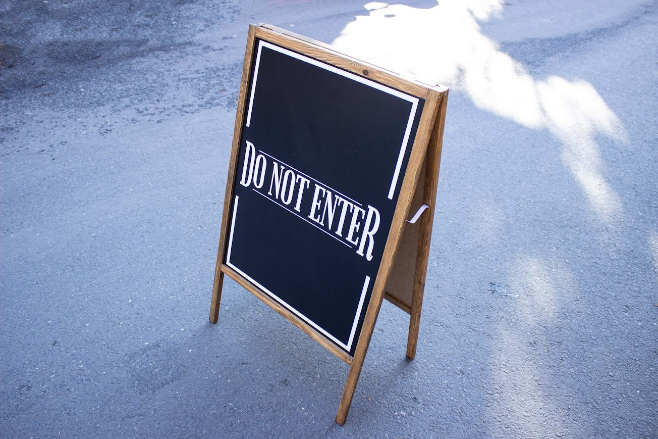 Giriş yönünü gösteren ok baskılı ahşap tabela