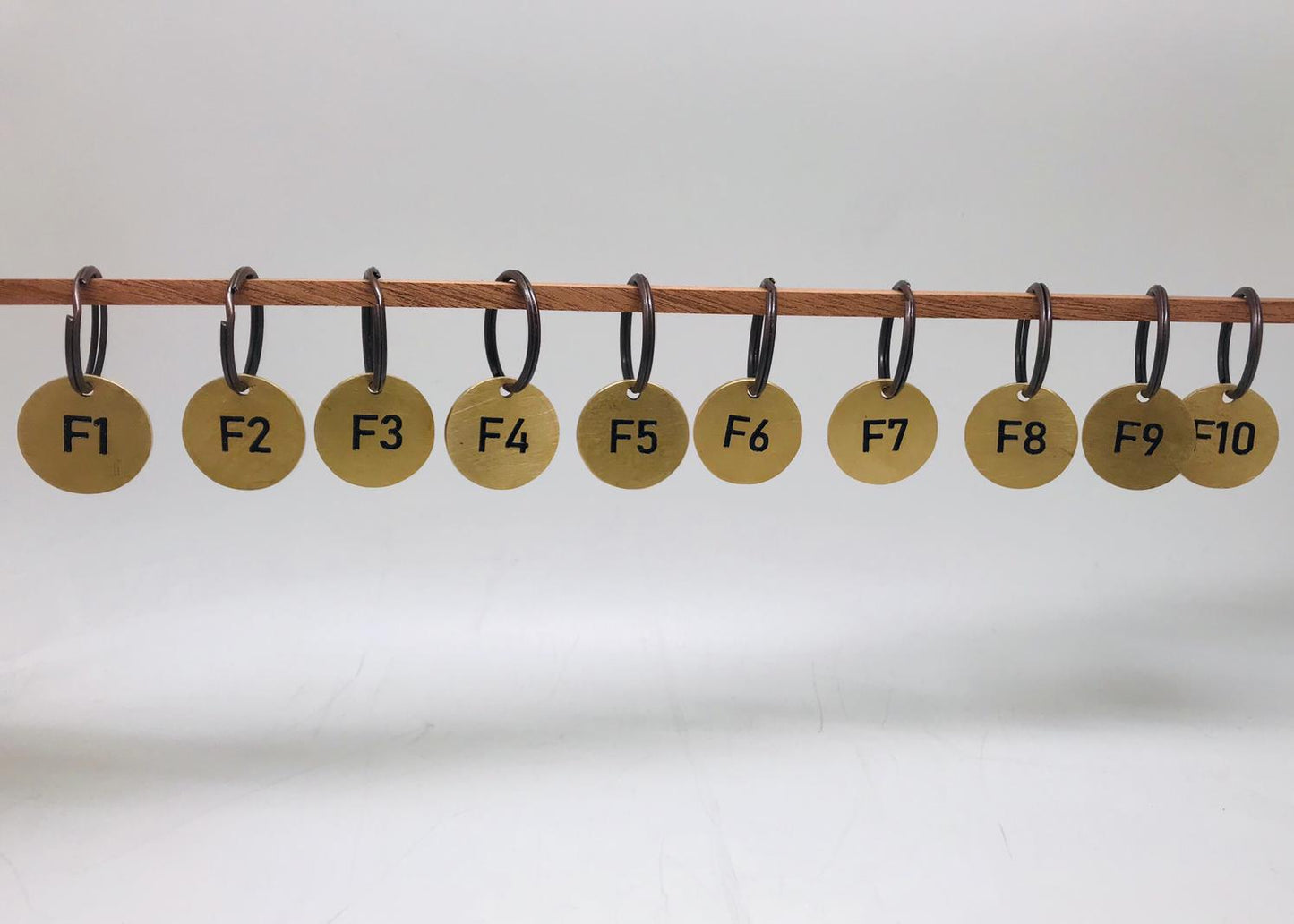 Gold tonlu pirinç numaralı askı anahtarı siyah halka detaylı