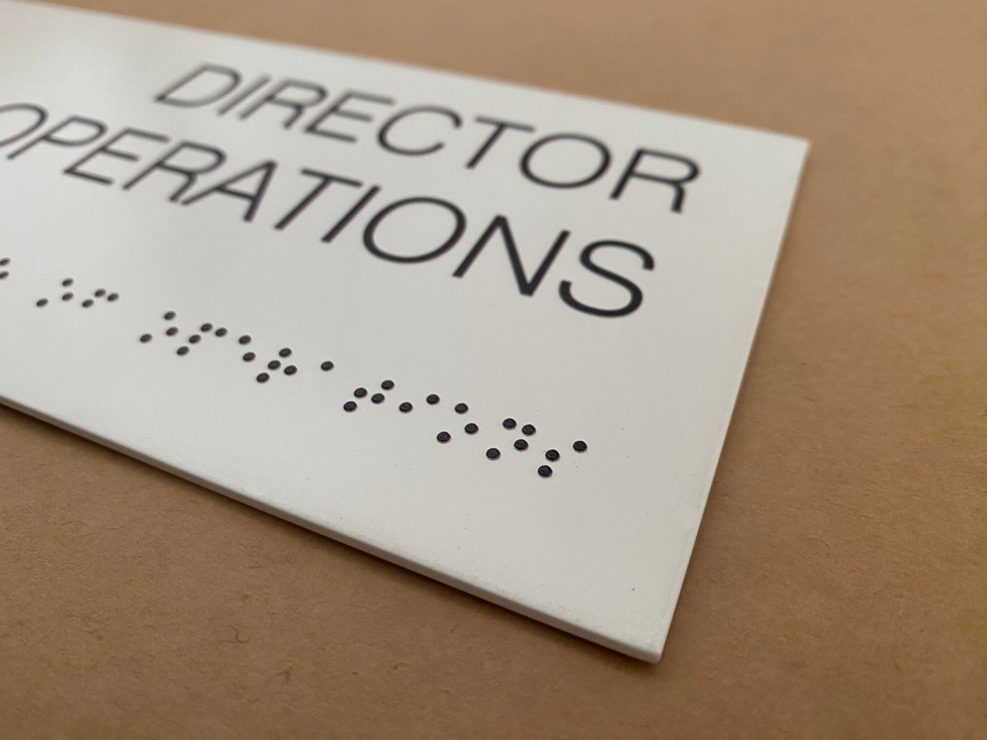 Görme engelli dostu Braille oda tabelası, erişilebilir bina yönlendirme çözümü.