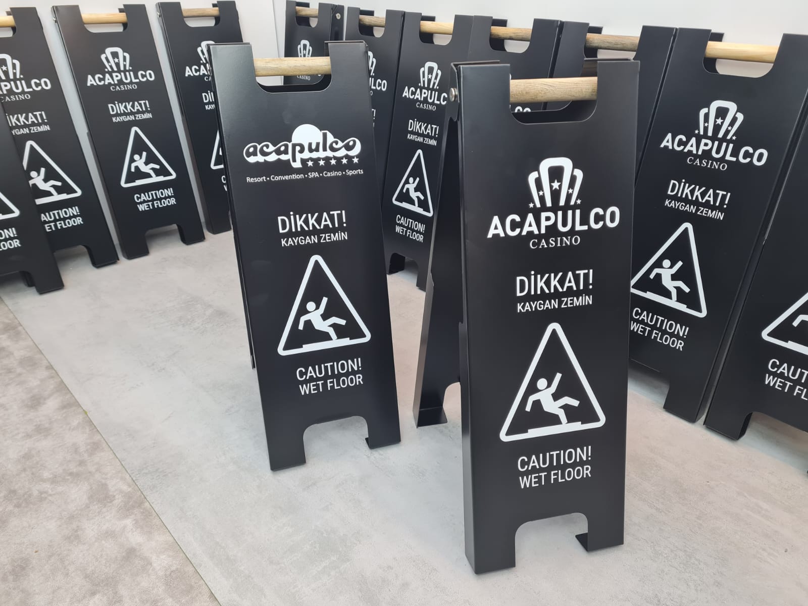 Çift taraflı tasarımıyla güvenlik uyarısı için metal tabela