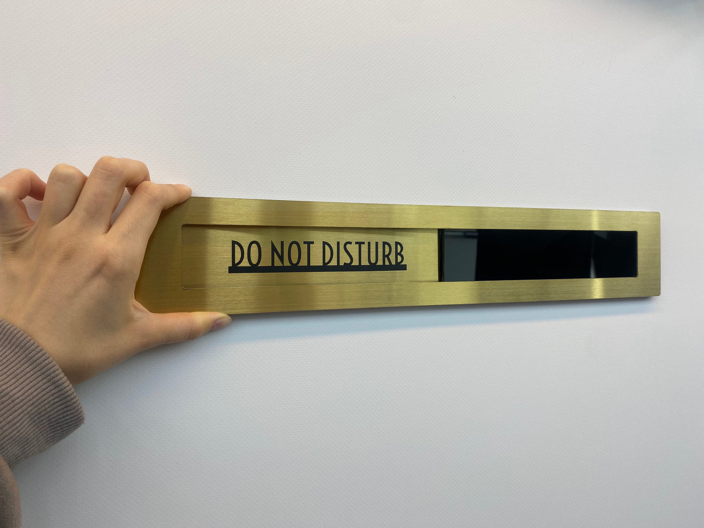 Güzellik merkezlerinde seans odaları için sürgülü kapı levhası.