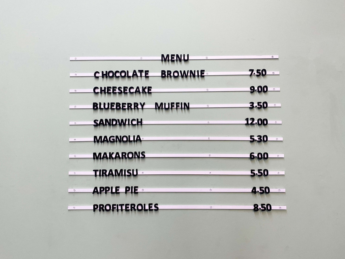 Güzellik salonlarında hizmet listesi için ideal pano.