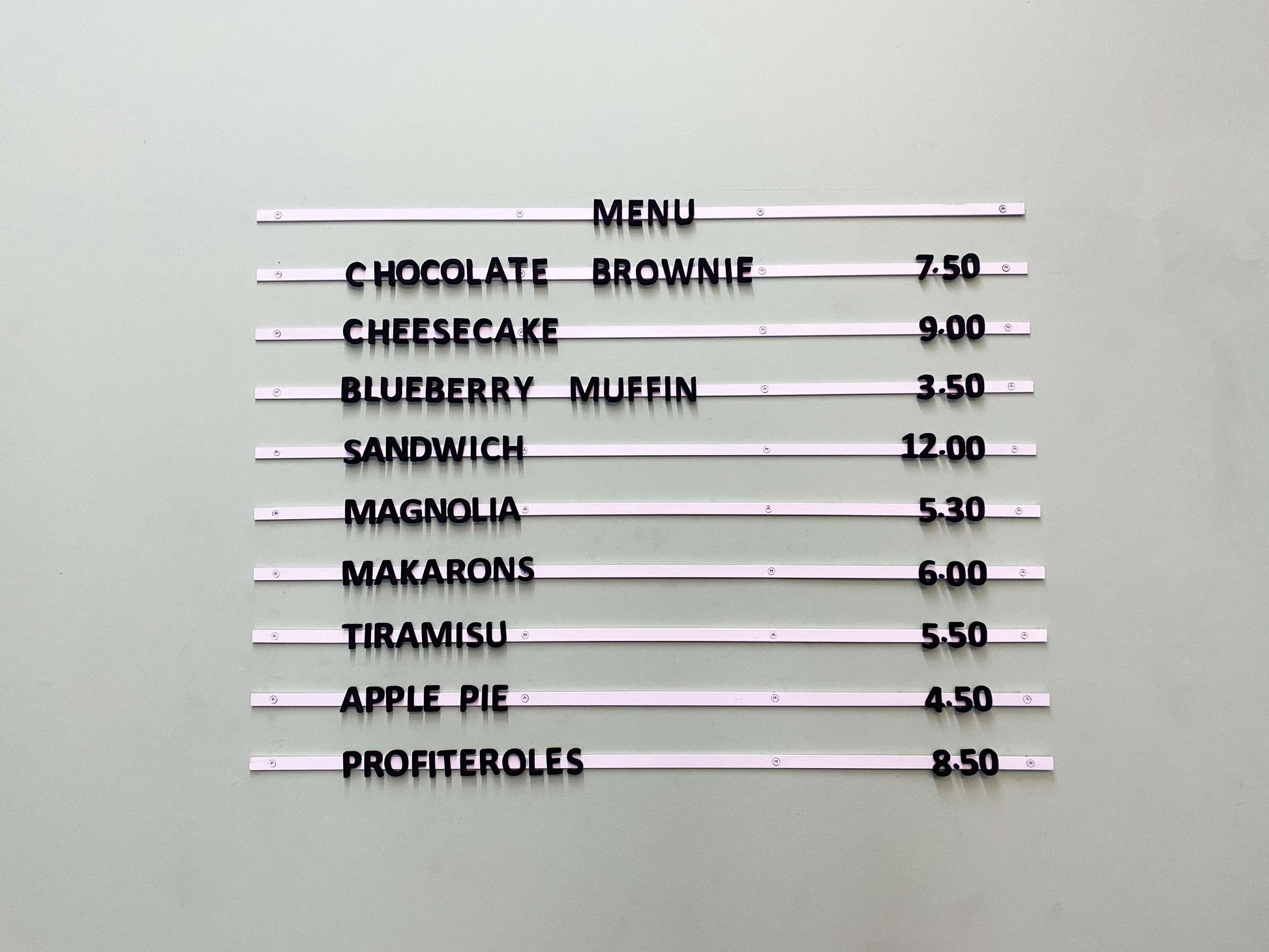 Güzellik salonlarında hizmet listesi için ideal pano.