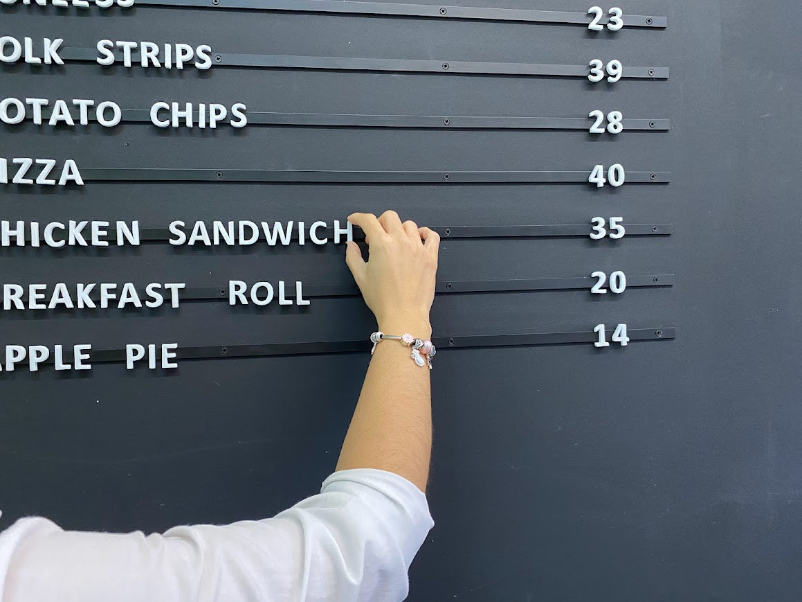 Güzellik salonlarında motivasyon mesajları için metal pano.