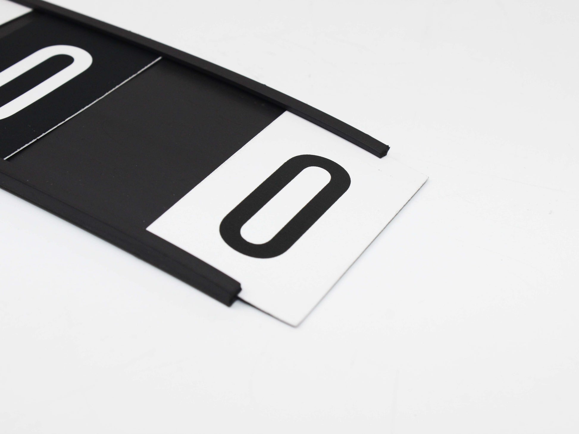 Karton harflerin raylara geçirilme yöntemi.