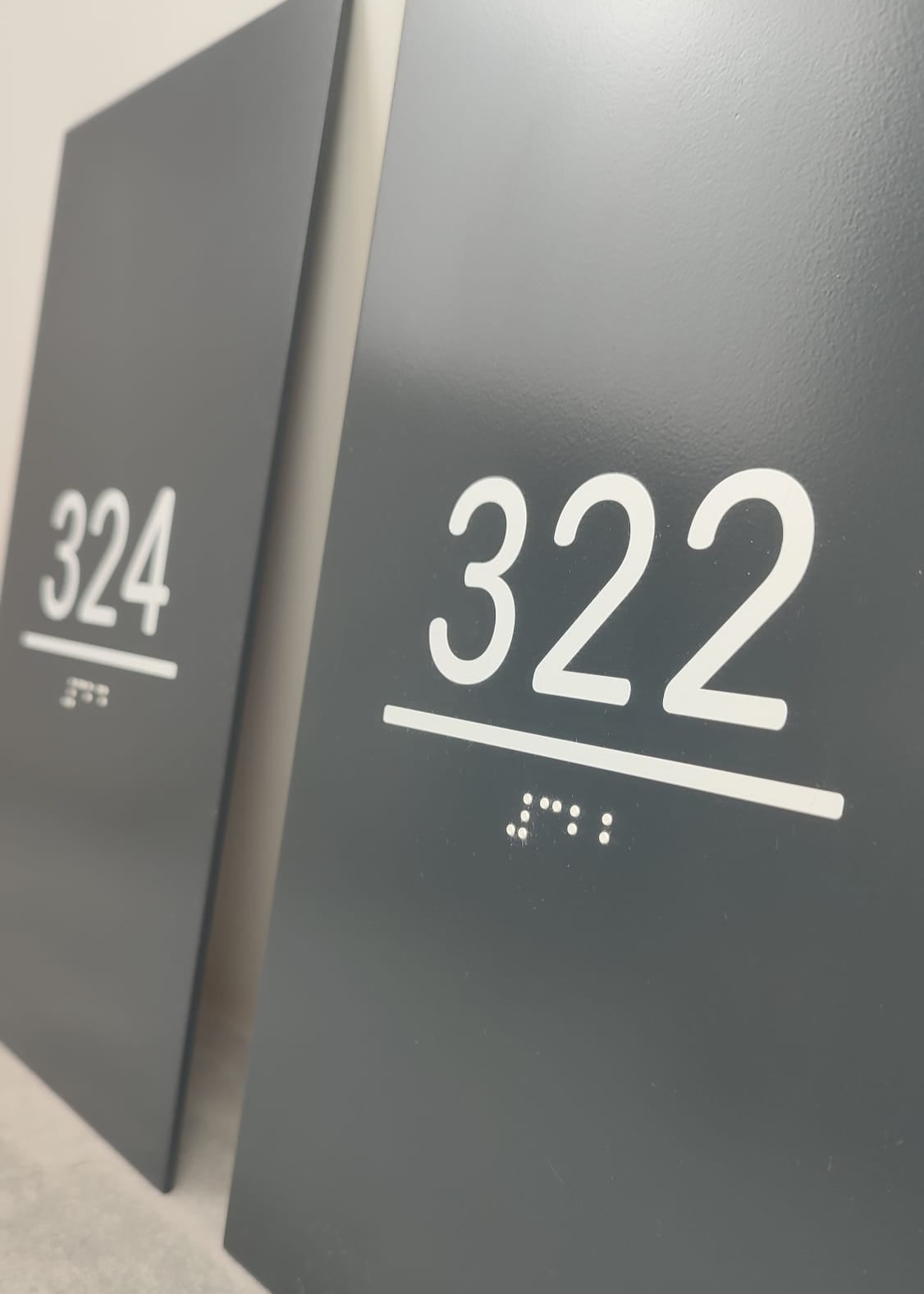 Hastane koridoru için erişilebilirlik standartlarına uygun Braille oda numarası levhası