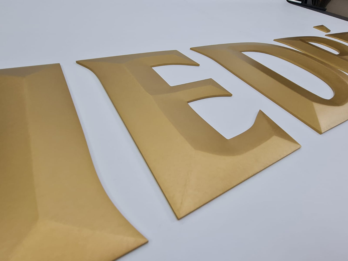 İç mekân dekorasyonunda kullanılan 3D harf tabela