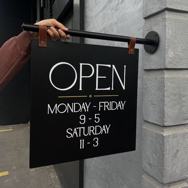 İç mekân dekorasyonuna uygun modern tabela tasarımı