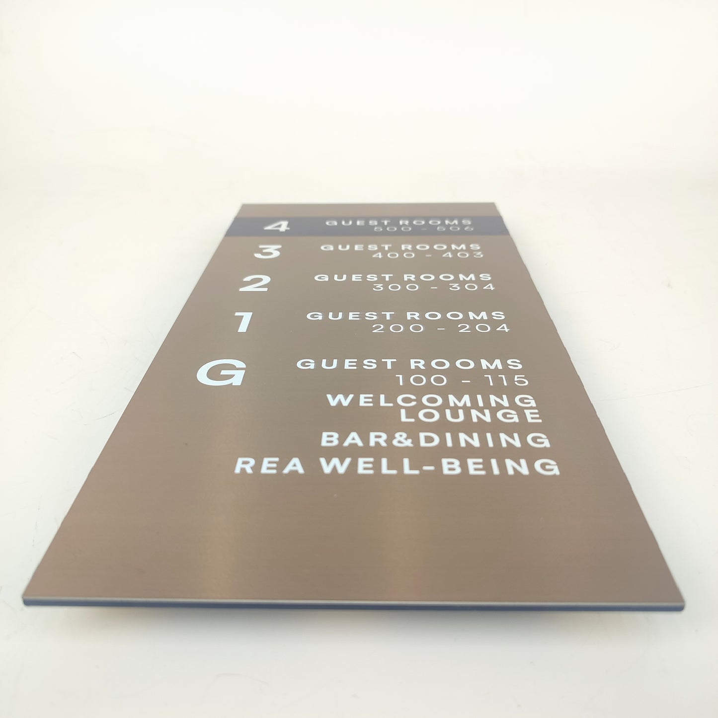 İç mekânlarda kullanılan akrilik kat bilgi levhası – minimalist tasarım.