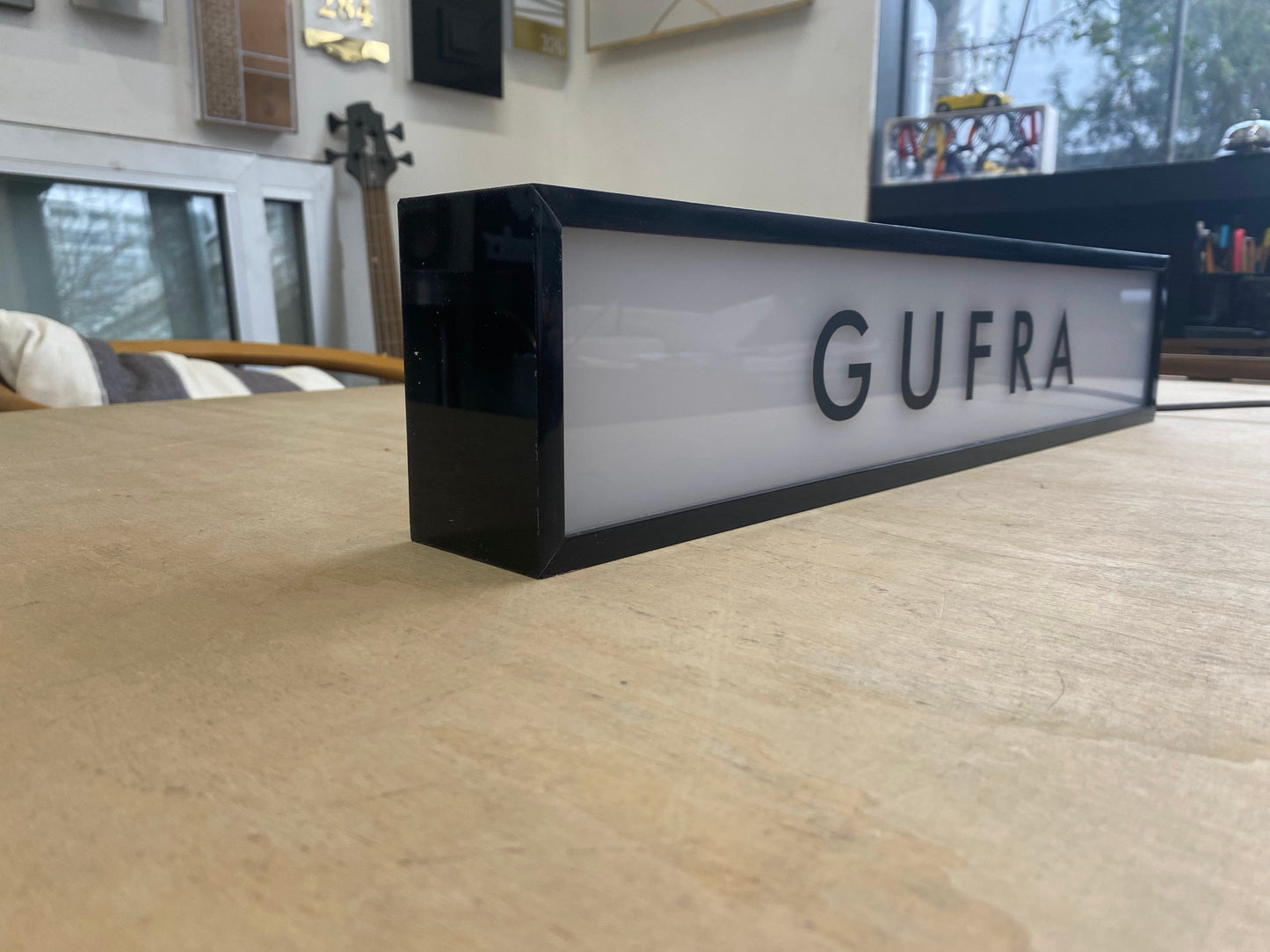 İç mekanda masada sergilenen LED ışıklı tabela örneği