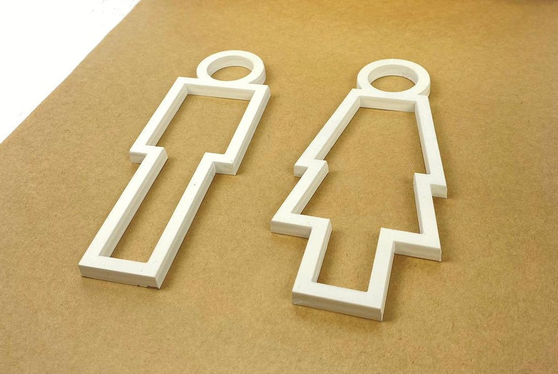 	İç mekânda konumlandırılmış çift taraflı bantlı pleksi wc levhası