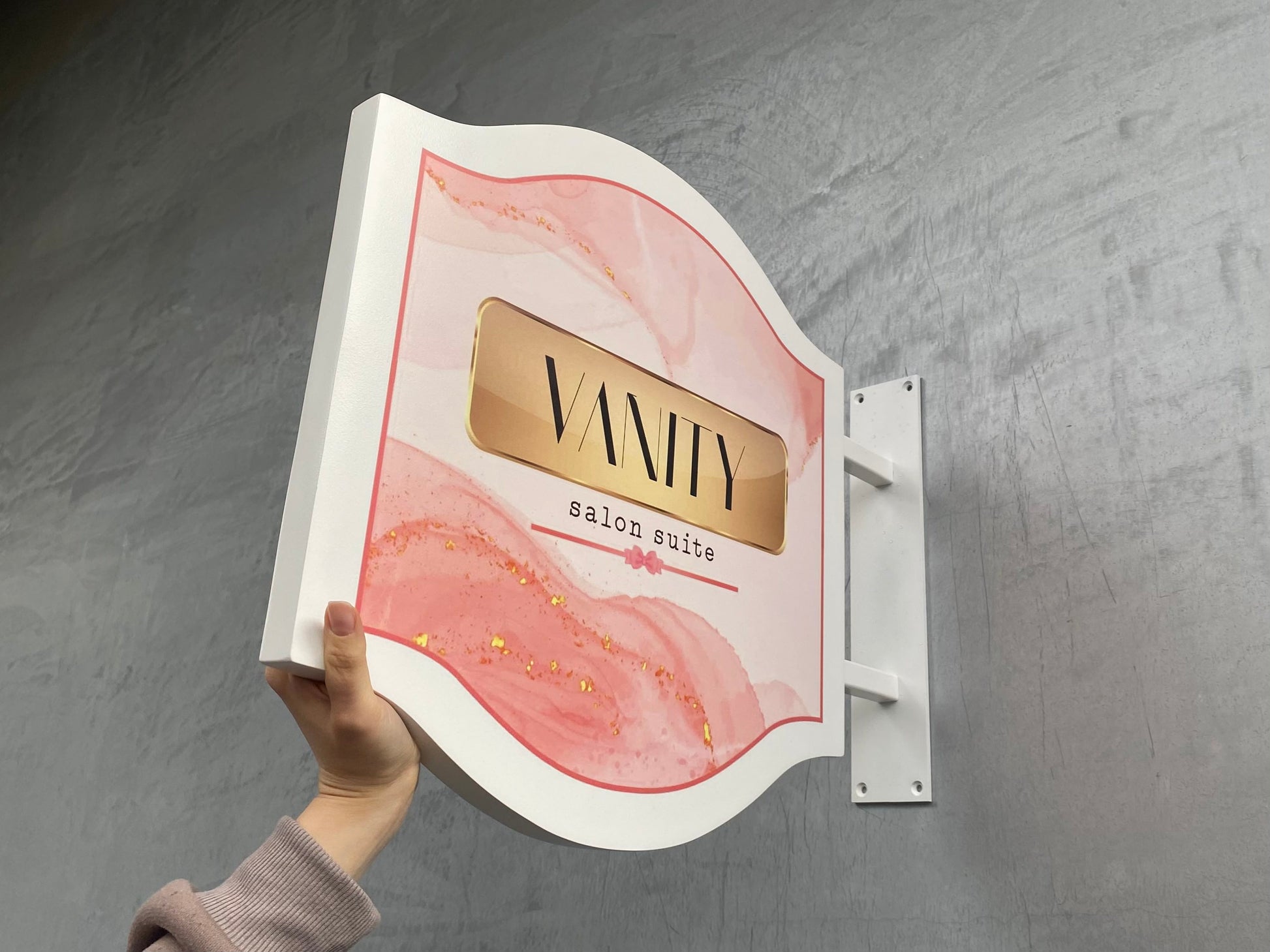 İç ve dış mekan kullanımına uygun, zarif kıvrımlı giriş tabelası beyaz renkli montaj aparatıyla birlikte.