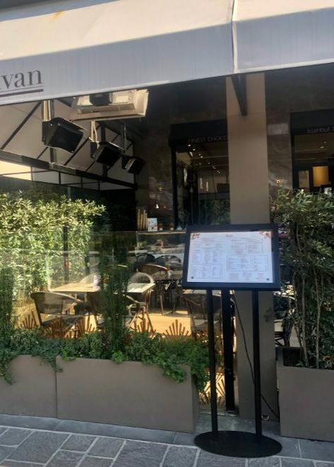 Şık ve dayanıklı metal gövdeli ışıklı ayaklı menü standı, iç ve dış mekan kullanımı için uygundur.