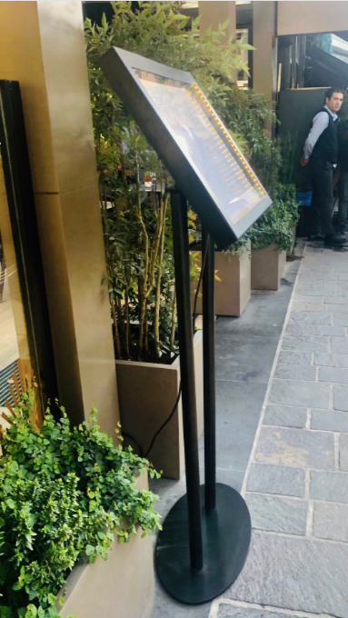 A3 boyutundaki menüler için mıknatıslı sabitleme özelliğine sahip ışıklı menü standı.

Görsel 4