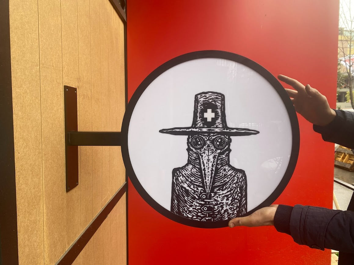 Çift taraflı ışıklı metal tabela, dış mekan kullanımına uygun modern tasarım.