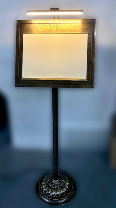 LED aydınlatma açık ve kapalı haliyle menü panosunun farklı ortamlarda nasıl göründüğünü gösterir.