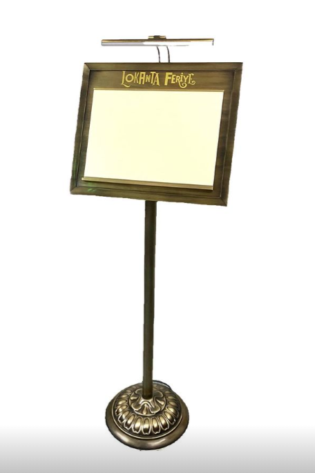 Ağır metal tabanı sayesinde devrilmeye karşı dayanıklı olan menü panosu, dengeli duruş sağlar.