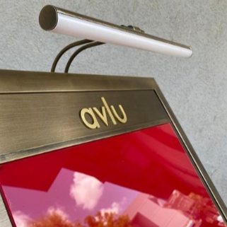  Kabartma harfli özel logo uygulaması, işletmeler için prestijli ve şık bir görünüm sunar.
