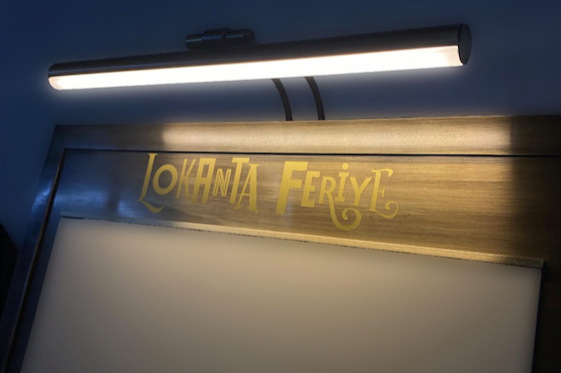 LED aydınlatmalı menü panosu, loş ortamlarda bile mükemmel görünürlük sağlar ve menünüzü ön plana çıkarır.

