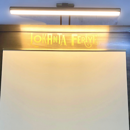 Menü panosu üzerine işletme logosu folyo baskı ile eklenerek kişiselleştirilebilir.