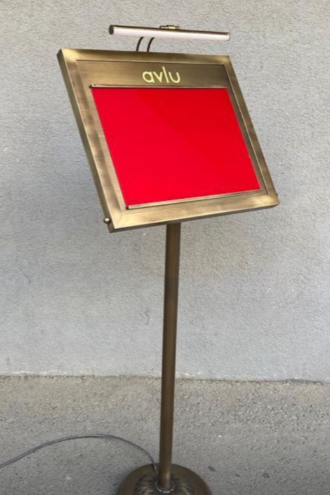 Işıklı metal menü panosu, şık ve dayanıklı tasarımıyla restoran ve oteller için idealdir. A3 boyutunda menülerle uyumludur.