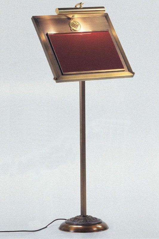 Restoran girişinde kullanılan ışıklı metal menü panosu, müşterilerin menüyü rahatça görmesini sağlar.