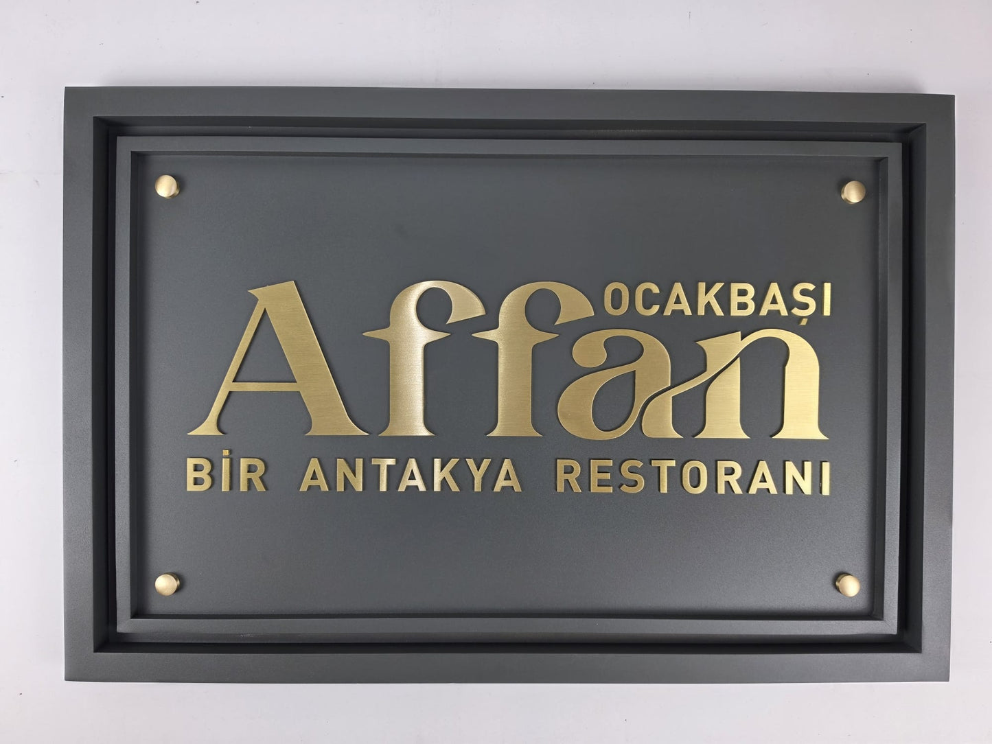 İşletme dış cephe tabelası pirinç kabartma harfli model