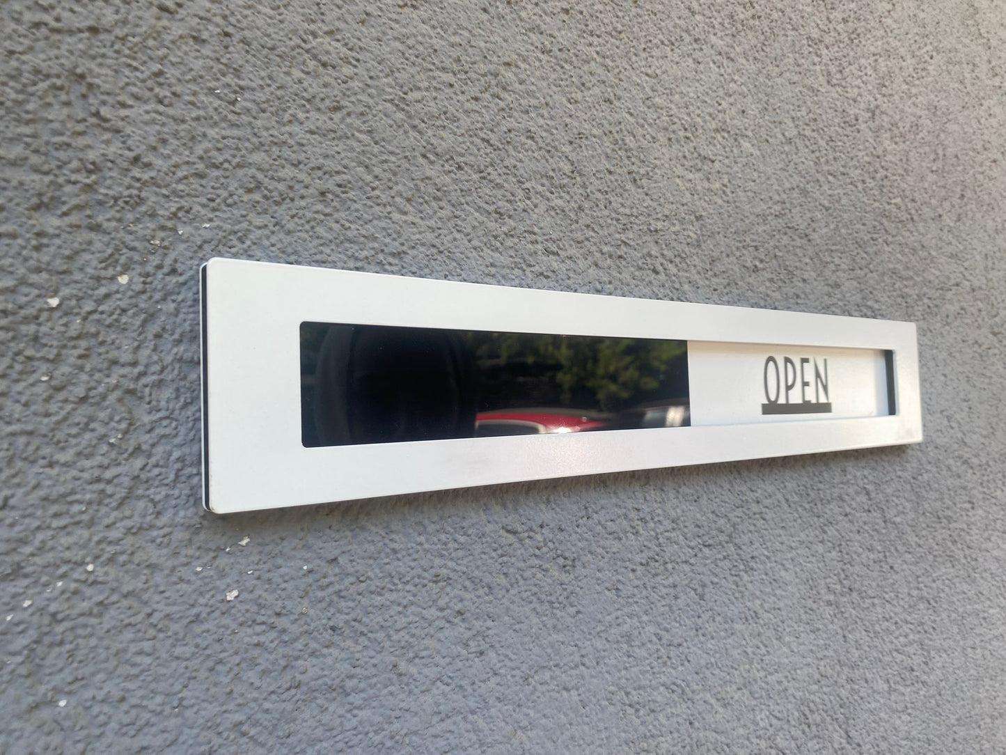 İşletme girişlerinde kullanılan şık tasarımlı açık kapalı tabelası.