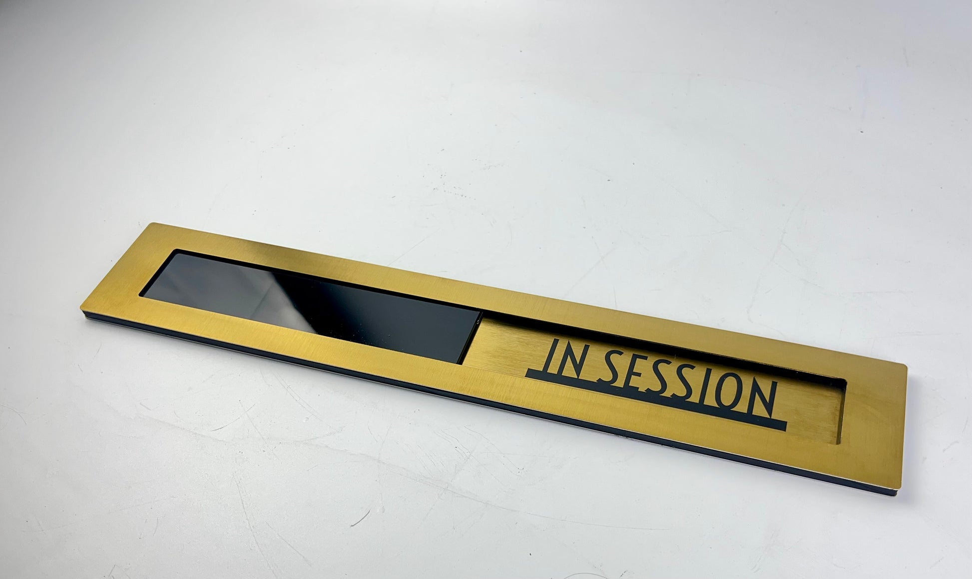 İşletme giriş kapısına uygun sürgülü açık kapalı yazı levhası.