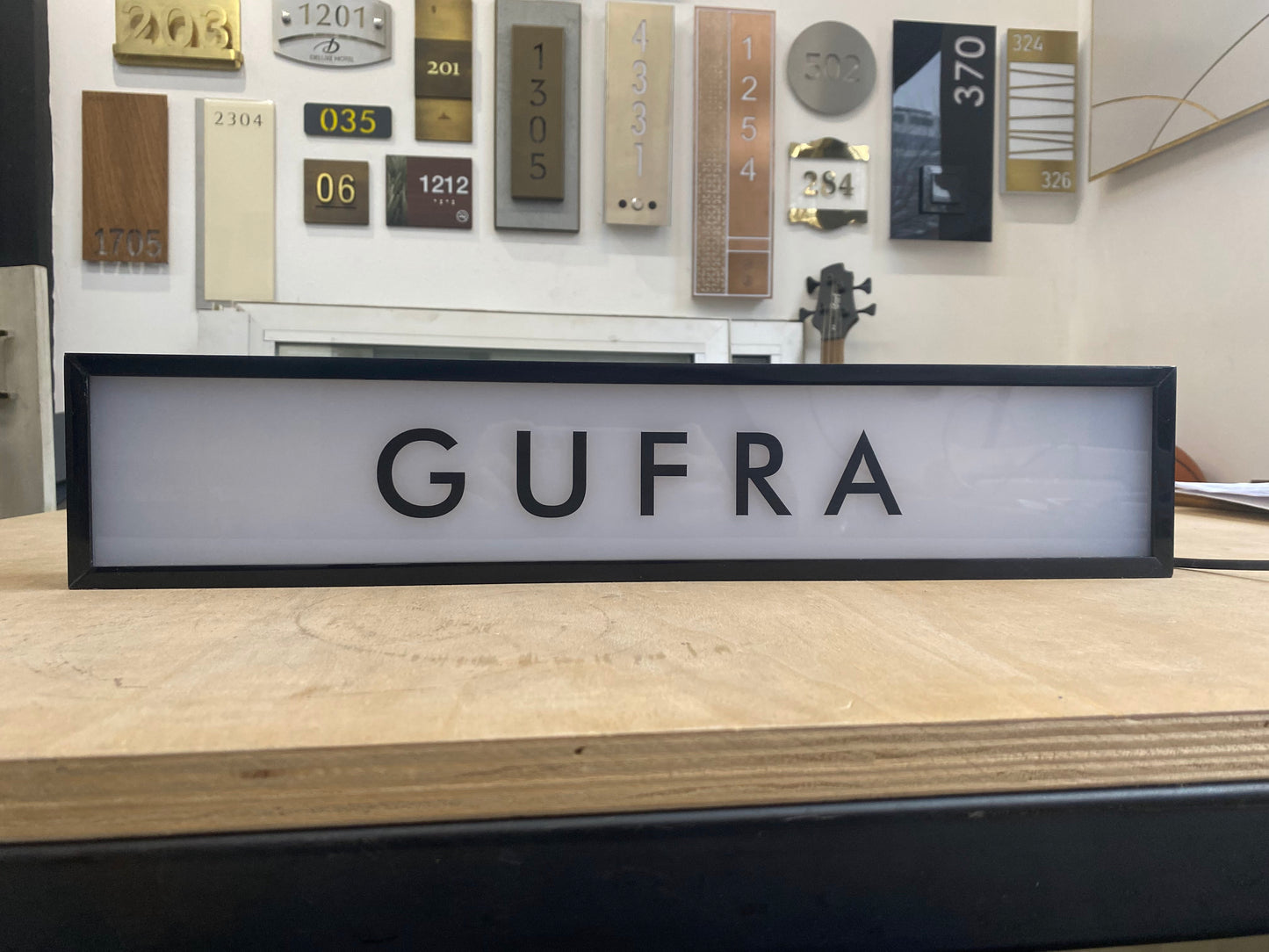 İşletme logosu eklenebilen LED ışıklı duvar tabelası örneği