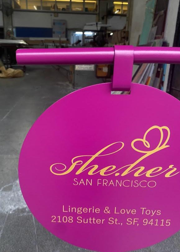 İşletmeye özel renkte boyanmış kaldırım tabelası.