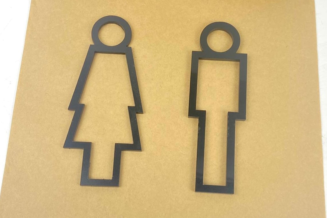 İş yeri koridorundaki yönlendirici wc sembolü